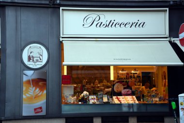 Milan, İtalya - 6 Temmuz 2019: Ünlü ve geleneksel İtalyan Gelateria Passerini dondurma ve pastanesinin açık hava, sergi ve girişi 