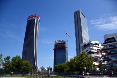 Milano, İtalya, 14.07.2019: Üç Kuleli Piazzale Giulio Cesare 'deki Dört Mevsim Çeşmesi, Tre Torri 