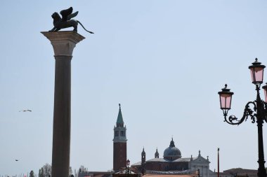 Venedik, İtalya, 04.19.2019: San Teodoro Sütunlu San Marco Meydanı 'nda pembe sokak lambası