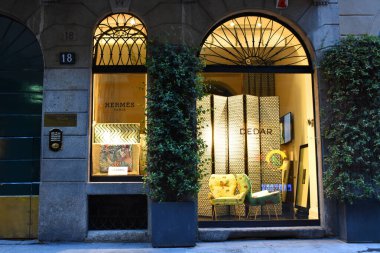 Milan, İtalya, 08.04.2019: Herms 'in romantik Brera Sanat Bölgesi' ne giriş lüks markanın giysisini, el çantalarını, eşarplarını ve diğer aksesuarları taşıyan lüks bir perakendecinin girişi