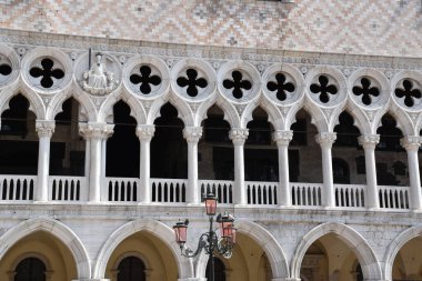 Valilik Sarayı 'nın güzel cephesi St. Mark Meydanı, San Marco Meydanı' ndaki Palazzo Ducale.