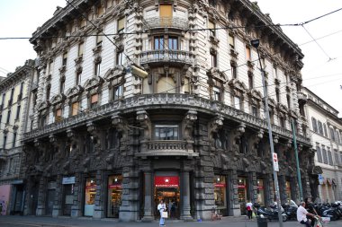 Milan, İtalya, 08.04.2019: Büyüleyici, güzel ön cephe ve geleneksel girişin,