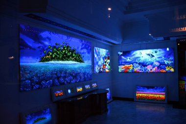 Milan, İtalya, 08.04.2019: Brera Sanat Bölgesi 'ndeki Massimo Meda Sanat Galerisi' nde sersemletici, güzel ve floresan sanat eserleri.