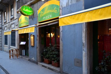 Milan, İtalya, 08.04.2019: Broletto Caddesi 'ndeki ünlü, geleneksel İtalyan Restoranı ve Pizzeria Bellavista' nın iki bar taburesiyle giriş