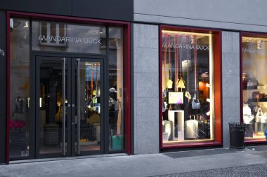 Milan, İtalya, 08.04.2019: İtalyan moda markası Mandarina Duck 'ın Brera Sanat Bölgesi' ne girişi ve mağazası. Marka, tasarımcı ve seyahat bagajı olarak bilinir.