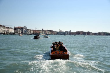 Venedik, İtalya, 04.19.2019: Venedik 'te su taksileri ve gondollar 