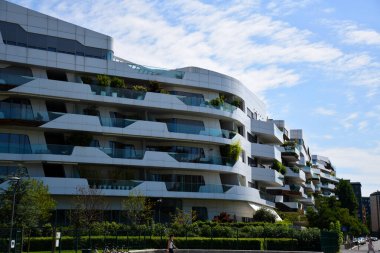 Milan, İtalya - 07.14.2019: Zaha Hadid mimarı Tre Torri 'nin tasarladığı Üç Kulenin yanındaki Citylife semtinde yeni ve modern Hadid yerleşim yeri
