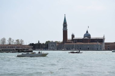 Venedik, İtalya, 04.19.2019: San Giorgio Maggiore Kilisesi, klasik rönesans tarzı ve Andrea Palladio tarafından tasarlanmış parlak beyaz mermer parıltılarıyla 16. yüzyıl Benedikt kilisesi.