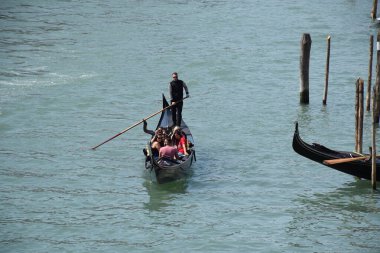 Venedik, İtalya, 04.19.2019: Büyük Kanal, Canal Grande ve Adriyatik Denizi 'ndeki bir lagünün 100' den küçük adaları üzerine inşa edilen Venedik 'teki daha küçük kanallarda özel, romantik gondol gezisi