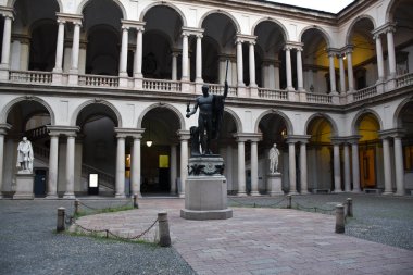 Milan, İtalya, 08.04.2019: Huzur Getiren Napolyon, Antonio Canova 'nın Brera Sarayı' nın (Brera Sarayı) ana avlusunda yaptığı aynı isimli mermer heykelin bronz alçısıdır.)
