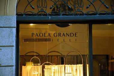 Milan, İtalya, 08.04.2019: Mağaza önü, İtalyan lüks Paola Grande Gioielli mücevher mağazasının girişi romantik, sanatçı mahallesi Brera Sanat Bölgesi