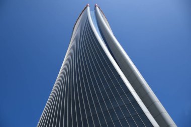 Milano, İtalya, 14.07.2019: Gökdelen Zaha Hadid - Bükülmüş Kule Generali, Lo Storto, General Group 'un merkezi, Milano' daki şehir hayatının yeni, modern yerleşim bölgesi