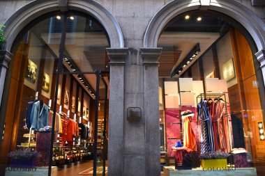 Milan, İtalya 06.07.2019: Lanificio Luigi Colombo Lüks Mağaza vitrini ve Via della Spiga 'ya giriş.