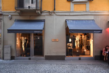 Milan, İtalya, 08.04.2019: Market, İtalyan moda şirketi Transit Par-such 'un (Tam & Company) romantik, sanatçı mahallesi Brera Sanat Bölgesi' ne girişi