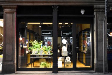 Milan, İtalya, 08.04.2019: Brera Sanat Bölgesi 'ndeki Campomarzio70 lüks ve özel parfüm bayii mağazası ve galerisi gecesi boyunca mağaza önü, giriş ve sergiler