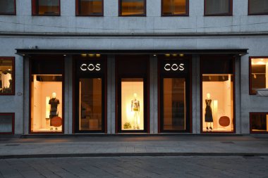Milan, İtalya, 08.04.2019: Brera Sanat Bölgesi 'ndeki De Agostini Binası' nda mağaza önü, Cos Store 'a giriş ve cephe (kadınlar için moda markası, modern, işlevsel, tasarım isteyen erkekler).