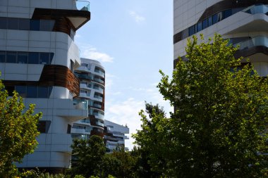 Milan, İtalya - 07.14.2019: Zaha Hadid mimarı Tre Torri 'nin tasarladığı Üç Kulenin yanındaki Citylife semtinde yeni ve modern Hadid yerleşim yeri