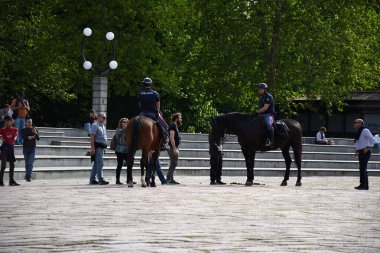 Milan, İtalya, 20.07.2019: İtalyan atlı polisi, Milano şehir kapısı Sempione Porta Sempione 'nin önündeki Piazza Sempione Meydanı' nda devriye geziyor.