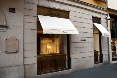 Milan, İtalya - 07.06.2019: Cartier mağaza önü ve Via Monte Napolyon 'a giriş