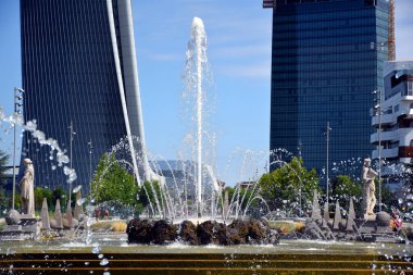 Milano, İtalya, 14.07.2019: Üç Kuleli Piazzale Giulio Cesare 'deki Dört Mevsim Çeşmesi, Tre Torri 