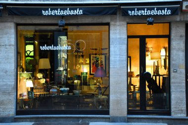 Milan, İtalya, 08.04.2019: Romantik, sanatçı mahallesi Brera Sanat Bölgesi 'ndeki İtalyan özel, lüks sanat galerisinin girişi ve sergisi