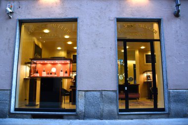 Milan, İtalya 07.06.2019: Franck Muller mağazasının Via della Spiga 'daki girişi ve mağazası. 