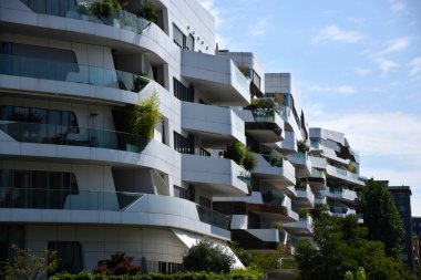 Milan, İtalya - 07.14.2019: Zaha Hadid mimarı Tre Torri 'nin tasarladığı Üç Kulenin yanındaki Citylife semtinde yeni ve modern Hadid yerleşim yeri