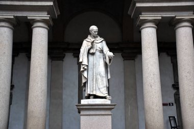 Milan, İtalya, 08.04.2019: Bonaventura Cavalieri Heykeli, 1844 yılında Giovanni Antonio Labus tarafından Palazzo Brera Sarayı 'nın ana avlusunda yapıldı.)