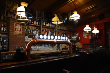 Milan, İtalya, 08.04.2019: Brera Sanat Bölgesi 'nde uzun bir bira musluğu bulunan O' Connell İrlanda Pub 'ın içi, bir sanatçının mahallesi ve bohem atmosferi olan bir yer.