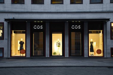 Milan, İtalya, 08.04.2019: Brera Sanat Bölgesi 'ndeki De Agostini Binası' nda mağaza önü, Cos Store 'a giriş ve cephe (kadınlar için moda markası, modern, işlevsel, tasarım isteyen erkekler).