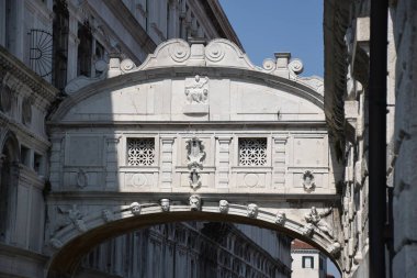 Venedik, İtalya, 04.19.2019: Paglia Köprüsü, Ponte della Paglia İç Çekiş Köprüsü, Ponte dei Sospiri, Yeni Cezaevi, Prigioni Nuove 'u Valinin Sarayı' ndaki sorgu odalarına bağlıyor.