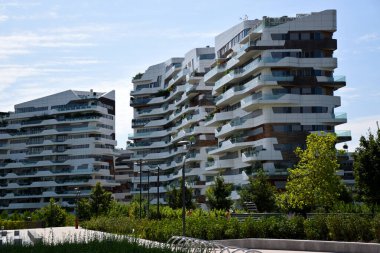Milan, İtalya - 07.14.2019: Zaha Hadid mimarı Tre Torri 'nin tasarladığı Üç Kulenin yanındaki Citylife semtinde yeni ve modern Hadid yerleşim yeri