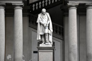 Milan, İtalya, 08.04.2019: Carlo Ottavio Castiglioni 'nin heykeli Palazzo Brera' nın ana avlusunda)