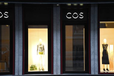 Milan, İtalya, 08.04.2019: Brera Sanat Bölgesi 'ndeki De Agostini Binası' nda mağaza önü, Cos Store 'a giriş ve cephe (kadınlar için moda markası, modern, işlevsel, tasarım isteyen erkekler).