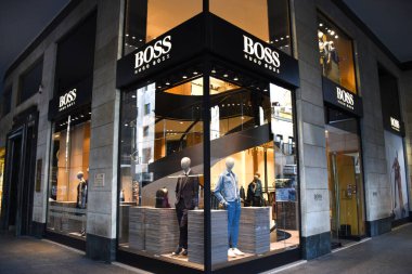 Milan, İtalya 07.06.2019: Alman lüks moda evi Hugo Boss 'un köşesi, mağazası ve girişi 