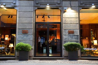 Milan, İtalya, 08.04.2019: Romantik, sanatçı mahallesi Brera Sanat Bölgesi 'ndeki İtalyan özel, lüks sanat galerisinin girişi ve sergisi