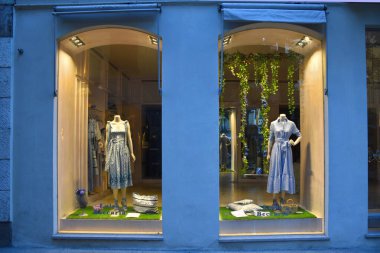 Milan, İtalya, 08.04.2019: Mağaza önü, Luisa Beccaria mağazasının romantik, sanatçı mahallesi Brera Sanat Bölgesi 'ne girişi