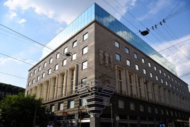 Milan, İtalya - 07.06.2019: Yeni V şeklinde logosuyla modern ve yansıtan Armani Oteli