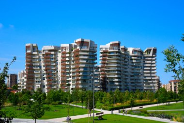 Milan, İtalya - 07.14.2019: Citylife semtindeki yeni ve modern Libeskind konut kompleksi, Tre Torri Daniel Libeskind mimarı tarafından tasarlandı