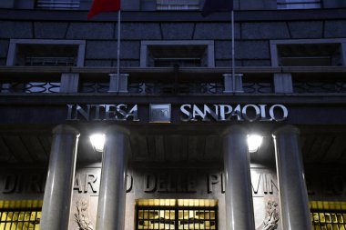 Milan, İtalya, 08.04.2019: Milano şehir merkezindeki Intesa Sanpaolo Bank 'ın Verdi sokak şubesinin cephesi ve girişi