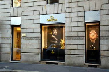 Milan, İtalya-07.06.2019: Via Monte Napoleone 'deki Omega Butik mağazası, İsviçre' nin Biel / Bienne şehrinde bulunan ve Louis Brandt tarafından 1848 'de kurulan İsviçreli lüks saat üreticisidir.