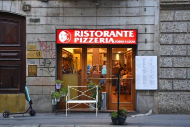 Milan, İtalya, 08.04.2019: Giriş, ünlü, geleneksel İtalyan Restoranı ve Pizzeria Luna Rossa 'nın (Kızıl Ay) küçük beyaz bank ile yapılmıştır. Pizzaların yapıldığı odun tarlasıyla ünlüdür.
