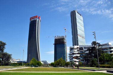 Milano, İtalya, 14.07.2019: Üç Kuleli Piazzale Giulio Cesare 'deki Dört Mevsim Çeşmesi, Tre Torri 