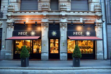 Milan, İtalya - 6 Temmuz 2019: Dünyanın en ünlü İtalyan Peck restoranı ve gurme restoranı ve Spadari Caddesi 'ndeki yüksek kaliteli gıda ve şarap endüstrisine referans noktası