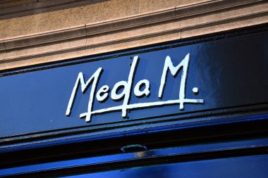 Milan, İtalya, 08.04.2019: Brera Sanat Bölgesi 'ndeki Massimo Meda Sanat Galerisi' nde sersemletici, güzel ve floresan sanat eserleri.