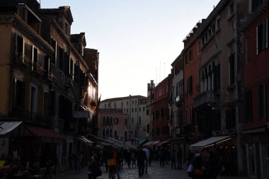 Venedik, İtalya - 17 Nisan 2019: Venedik, İtalya 'nın tekneleri, köprüleri, caddeleri ve binaları olan kanallar