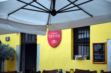 Milan, İtalya, 08.04.2019: Rosso Brera geleneksel, İtalyan Restoranı Romantik, sanatçı mahallesi Brera Sanat Bölgesi