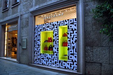 Milan, İtalya 07.06.2019: Via della Spiga 'daki Longchamp Milan Spiga Mağazası' nın girişi ve mağazası.