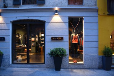 Milan, İtalya, 08.04.2019: Market önü, Sease 'nin girişi (okyanus gibi deniz, rahatlama ve özgürlük peşinde koşma gibi gevşeklik) romantik, sanatçı mahallesi Brera Sanat Bölgesi' nde