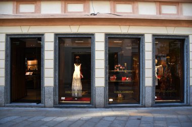 Milan, İtalya 07.06.2019: Dolce & Gabbana 'nın mağaza önü ve girişi